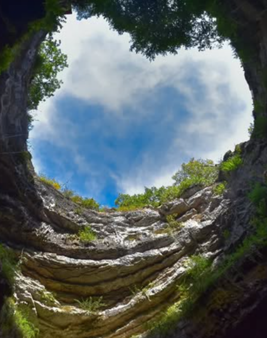 exposition Leo Photo ciel bleu à travers la roche