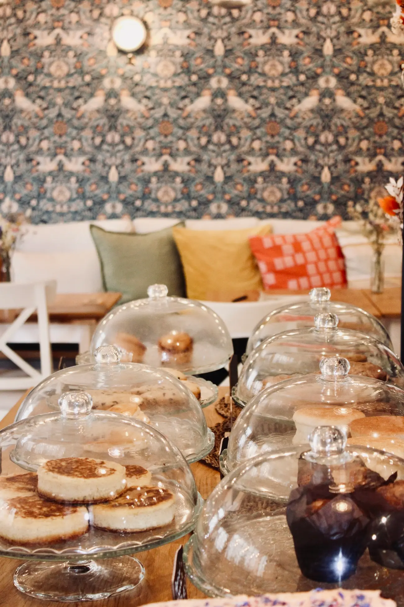 salon de thé pâtisseries anglaises sous cloches et canapés cosy du chatty tea club