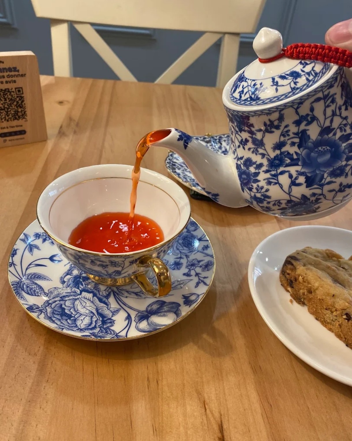 théière verse thé fumant cosy