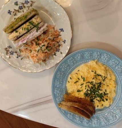 finger sandwichs et oeufs brouillés restaurant anglais bourgoin